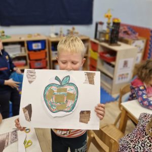 DAN JABUKA U PATULJCIMA