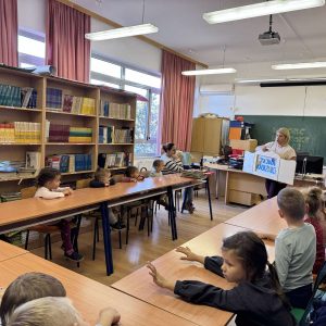 “Ribice” i “Patuljci” u posjetu školskoj knjižnici