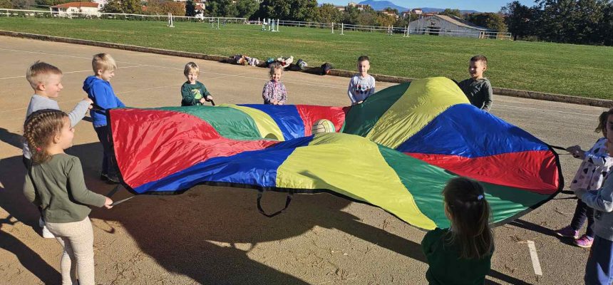 Pokretne i štafetne igre na otvorenom u Patuljcima