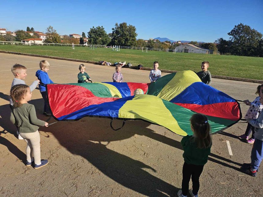 Pokretne i štafetne igre na otvorenom u Patuljcima Pokretne i štafetne igre na otvorenom u Patuljcima