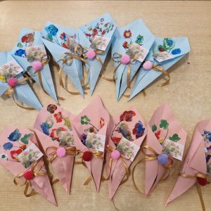 Svim mamama Patuljci i Ribice s odgojiteljicama žele sretan Dan žena Svim mamama Patuljci i Ribice s odgojiteljicama žele sretan Dan žena