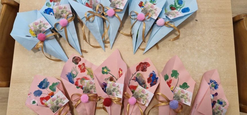 Svim mamama Patuljci i Ribice s odgojiteljicama žele sretan Dan žena