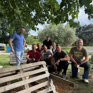 Očevi skupine “Ribice” sudjelovali na radionici uređenja dvorišta Donjeg vrtića